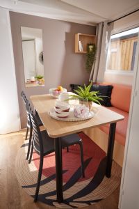 1 TABLE 1250X750 + 4 PIEDS Ø60 + VIS